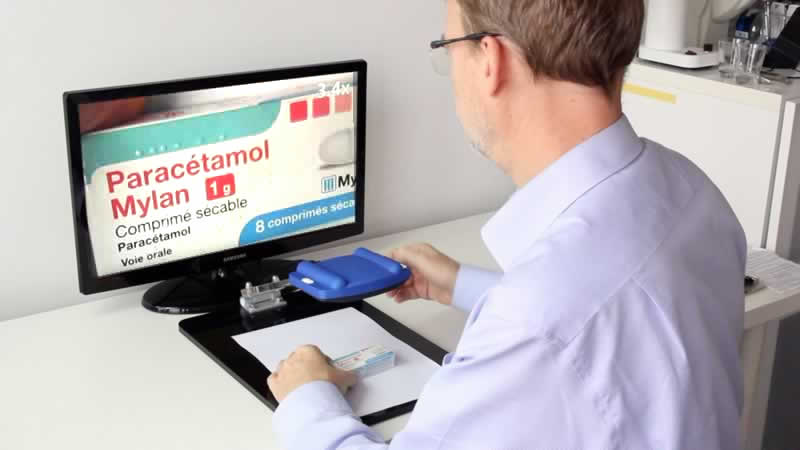 Froggyloupe para leer las indicaciones del paquete de drogas